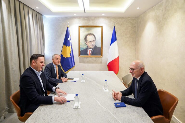 Kryetari i LDK-së, Lumir Abdixhiku ka pritur në takim ambasadorin e Francës në Kosovë