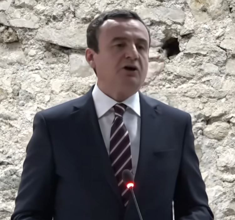 Kurti: Në vend se ta respektojnë popullin e luftojnë Albulenën