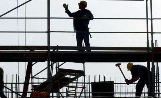 Bie nga lartësia në vendin e punës në Prishtinë, punëtori në gjendje të rëndë