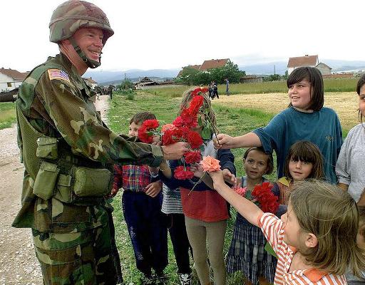 Ambasada amerikane në Prishtinë kujton hyrjen e trupave të NATO-së në Kosovë