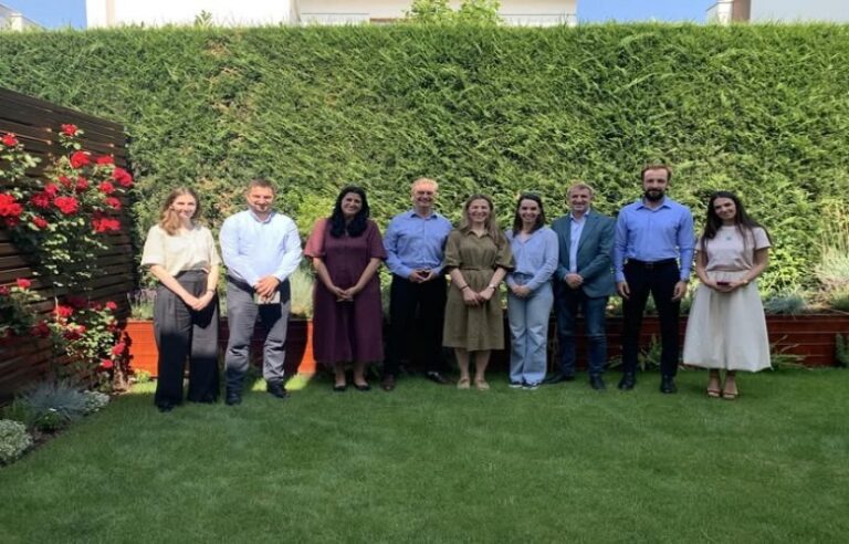 Ambasadori i Britanisë takohet me OJQ-të për të biseduar mbi zhvillimet demokratike në Kosovë