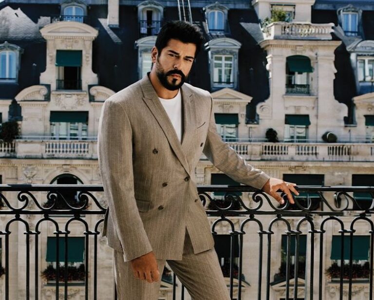 Aktori turk  Özçivit për pushime në Shqipëri