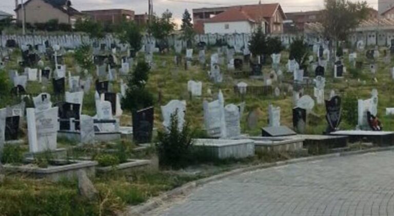 Zbulohet një trup i dyshuar nga lufta në varrezat e Gjakovës – Mbetjet dërgohen për autopsi dhe ADN