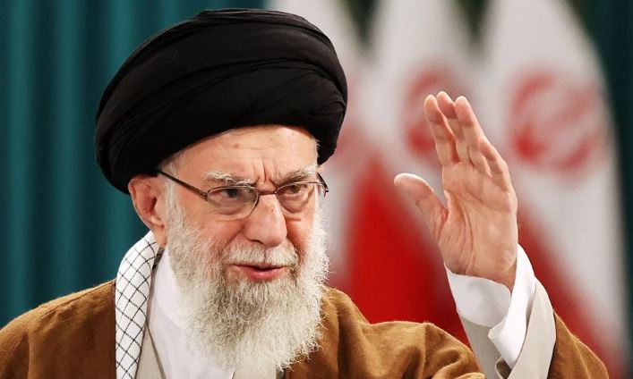 Udhëheqësi suprem i Iranit përsërit zotimin për të mos u dorëzuar kurrë