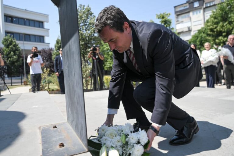 Kryeministri Kurti bëri homazhe te Kompleksi Memorial “Heroinat”