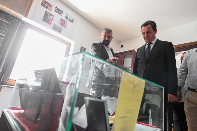 Kurti: Profesor Ukshin Hoti është një figurë dhe mendje e papërsëritshme