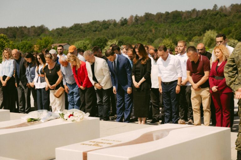 26 vjetori i Çlirimit të Kosovës,Krasniqi: Në Prekaz nisi zjarri i shpresës