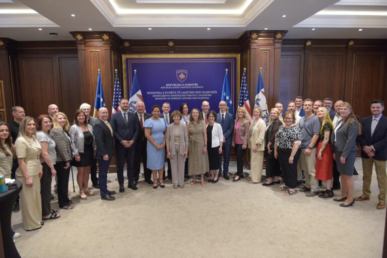 Zëvendësministri Ahmeti priti delegacionin nga Iowa, të udhëhequr nga Gjenerali Timothy Orr dhe Kryetarja Paula Dierenfeld