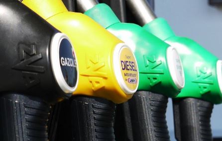 Bie çmimi i naftës në vendet e tjera, por jo në Kosovë