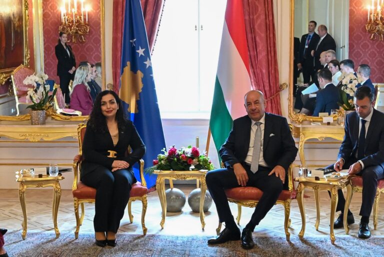 Presidentja Osmani nis vizitën në Hungari, pritet me nderime ushtarake në Budapest