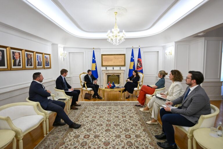 Presidentja Osmani pret në takim emisarin norvegjez Eirik Nestås Mathisen