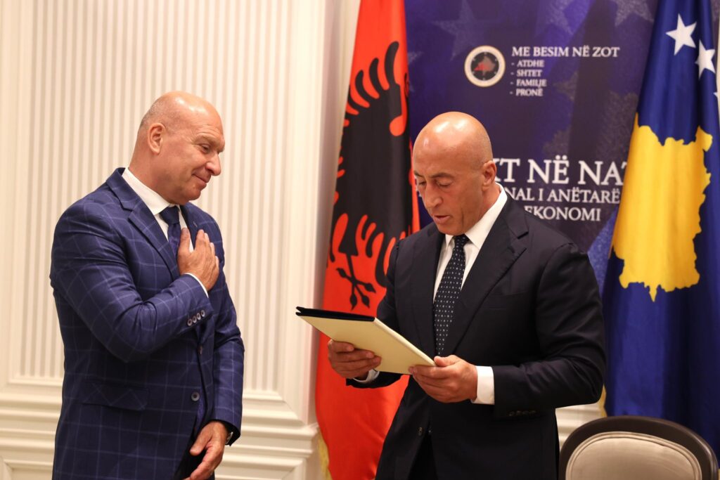 Ish-Ministri I Brendshëm I Shqipërisë pritet në takim nga Haradinaj