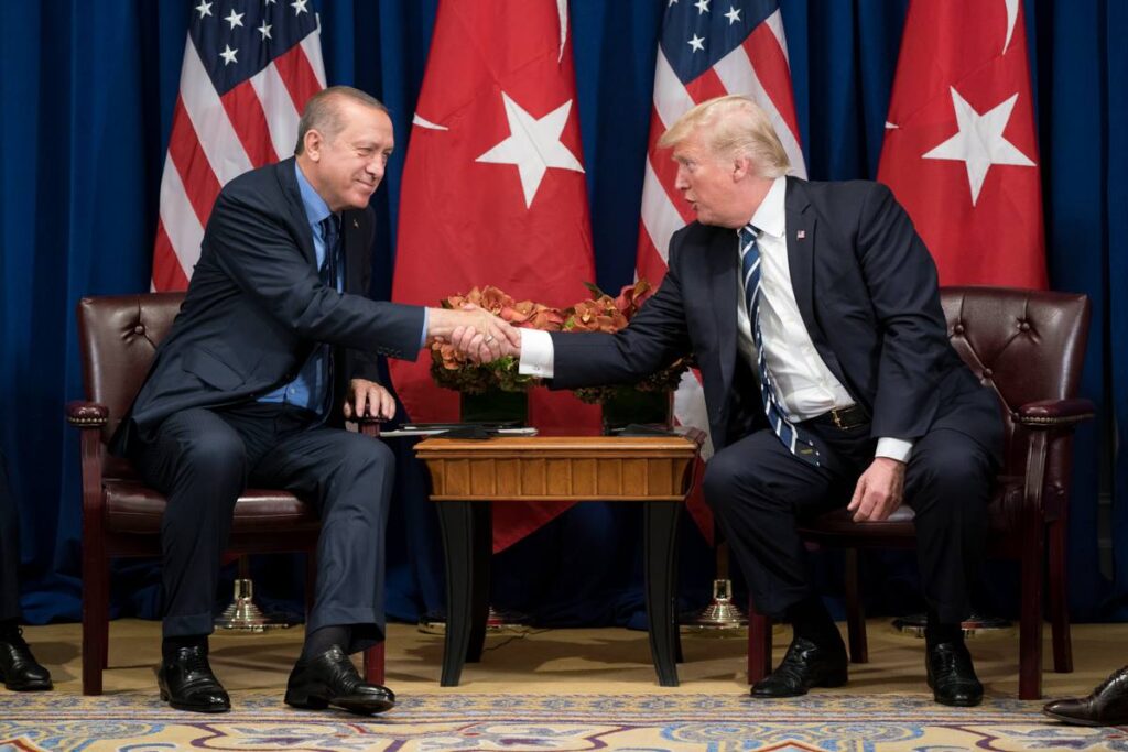 Trump dhe Erdogan takohen në Hagë, duke diskutuar për qështjen globle dhe atë rajonale