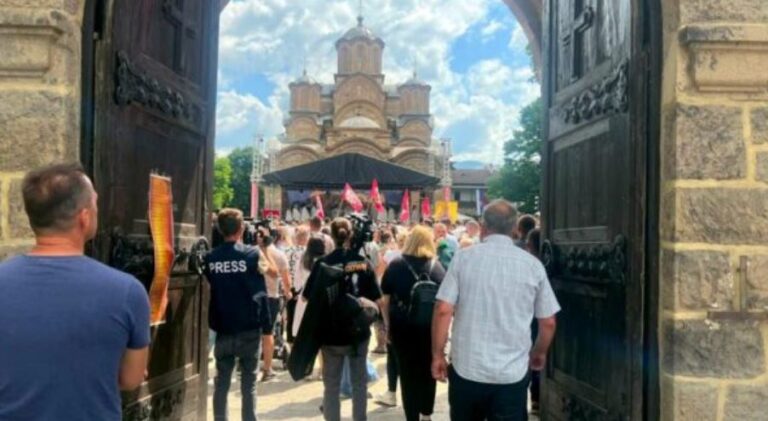 Policia “blindon” Graçanicën për shkak të Vidovdanit – s’lejohet kalimi i veturave nëpër qendër