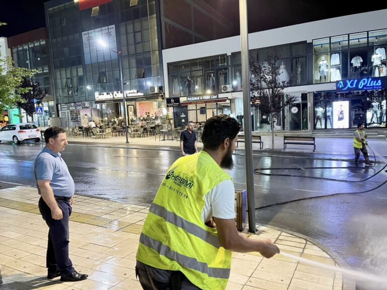 Kryetari i Komunës Ekrem Kastrati shpërndan fotografi nga pastrimi i mbrëmshëm i rrugëve kryesore në Malishevë