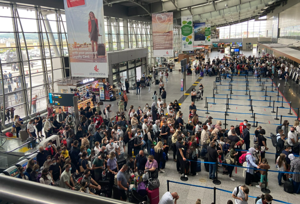Skandali në Aeroportin e Prishtinës: Dy turq kapen me pasaporta të huaja