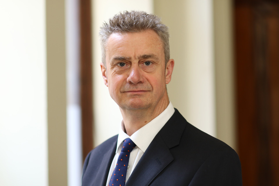 Ambasadori i Britanisë së Madhe: Gjeni një zgjidhje para përfundimit të afatit kushtetues.