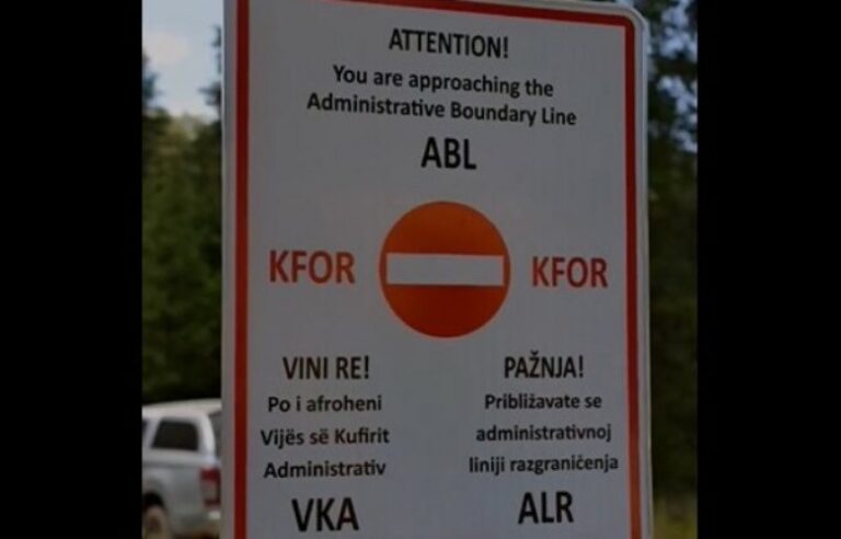 KFOR-i vendos shenja paralajmëruese në kufirin Kosovë-Serbi