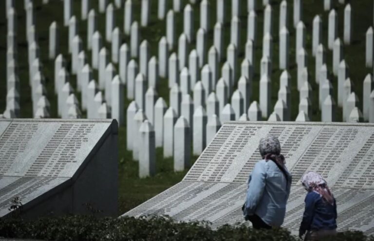 Parlamenti Evropian: Serbia duhet ta njohë gjenocidin në Srebrenicë