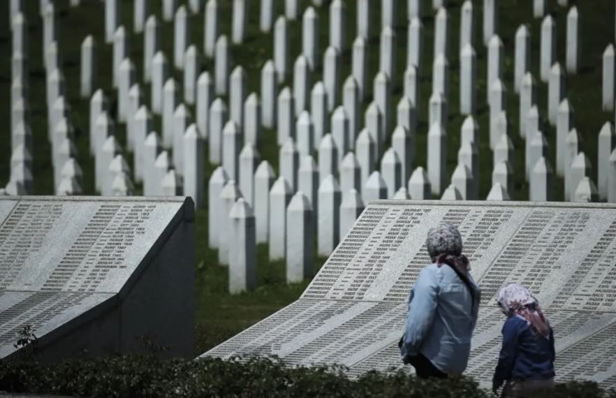 Parlamenti Evropian: Serbia duhet ta njohë gjenocidin në Srebrenicë