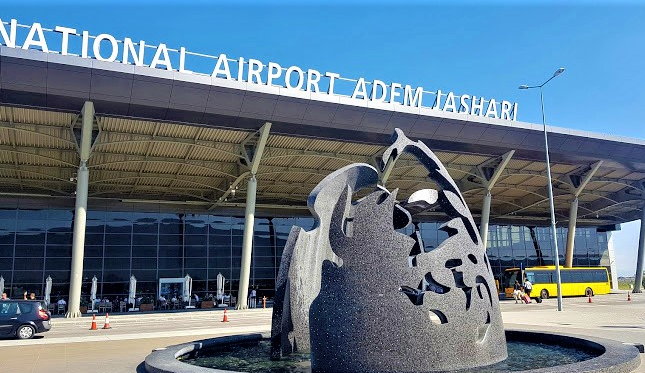 Armë e zbuluar në një tualet të aeroportit të Prishtinës