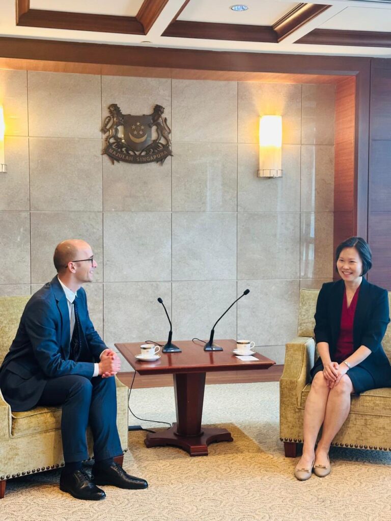 Zëvendësministri Ahmeti diskuton me ministren Huang në Singapor për bashkëpunim ekonomik