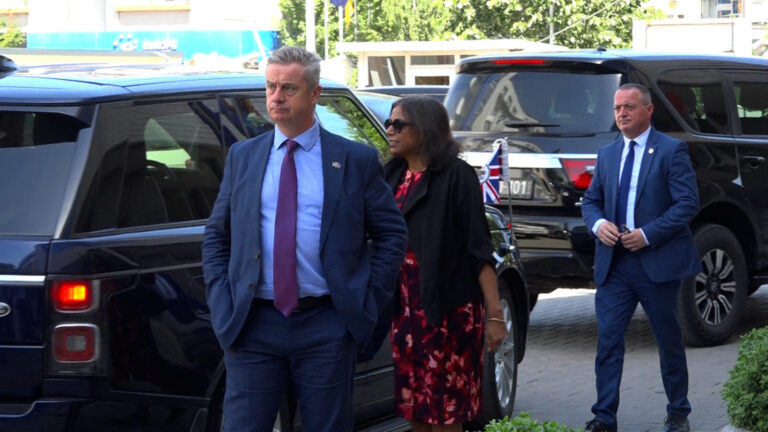 Ambasadorët mbërrin në Kuvendit të Kosovës