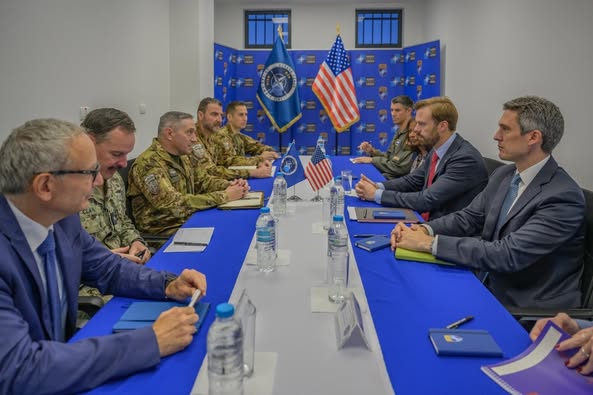 Komandanti I KFOR-it takon zyrtarin e lartë të DASH-it, Brendan Hanrahan