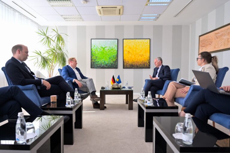 Bislimi pret në takim deputetët e Bundestagut gjerman