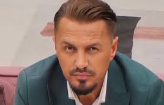 Blero poston foto me një vajzë misterioze