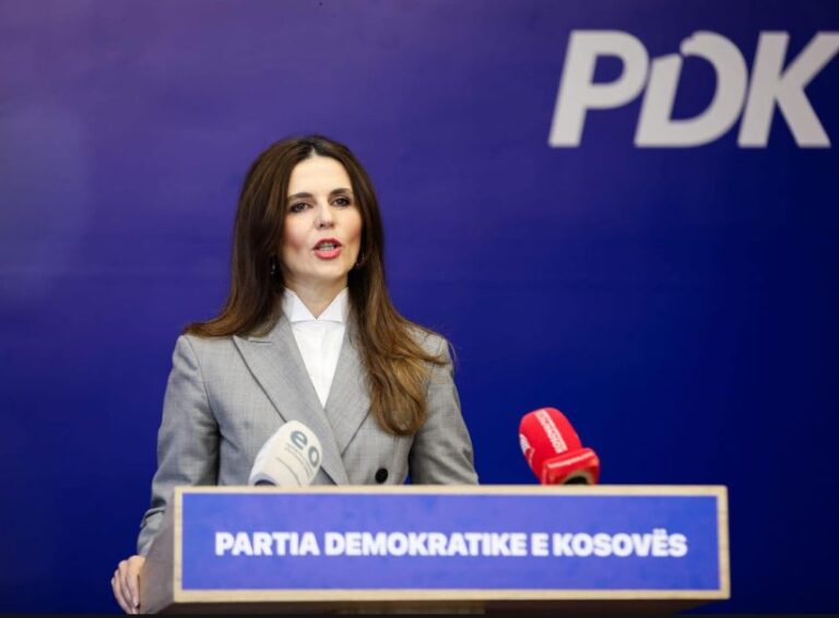 Deputetët me aksion simbolik: Qëndrojnë në sallë pas dështimit të 40-të të seancës