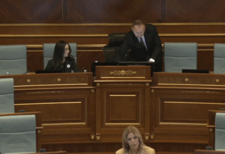 Ndezin mikrofonat pasi Dehari s’i la të flasin disa deputetë të ish-opozitës