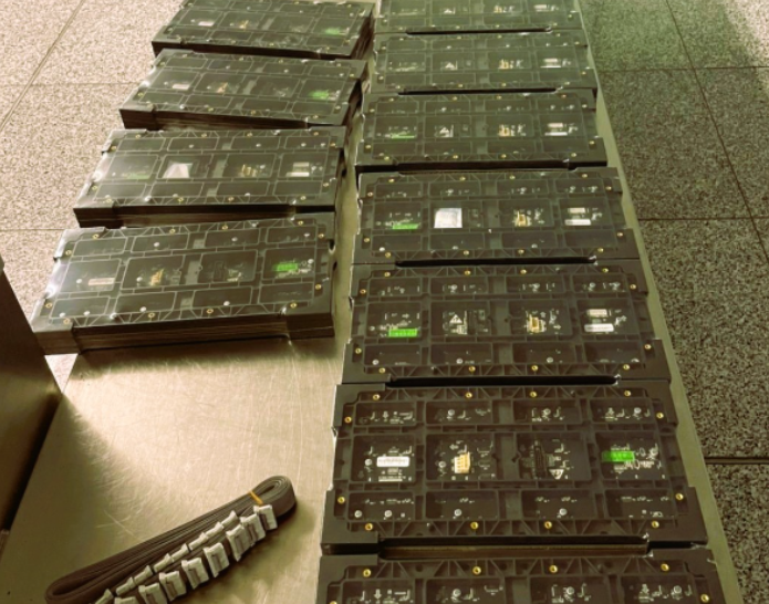 Dogana ndalon pajisje elektronike të padeklaruara në Aeroportin e Prishtinës me vlerë mbi 11 mijë euro