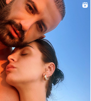 Fifi publikon një video tejet romantike në krahët e bashkëshortit të saj.