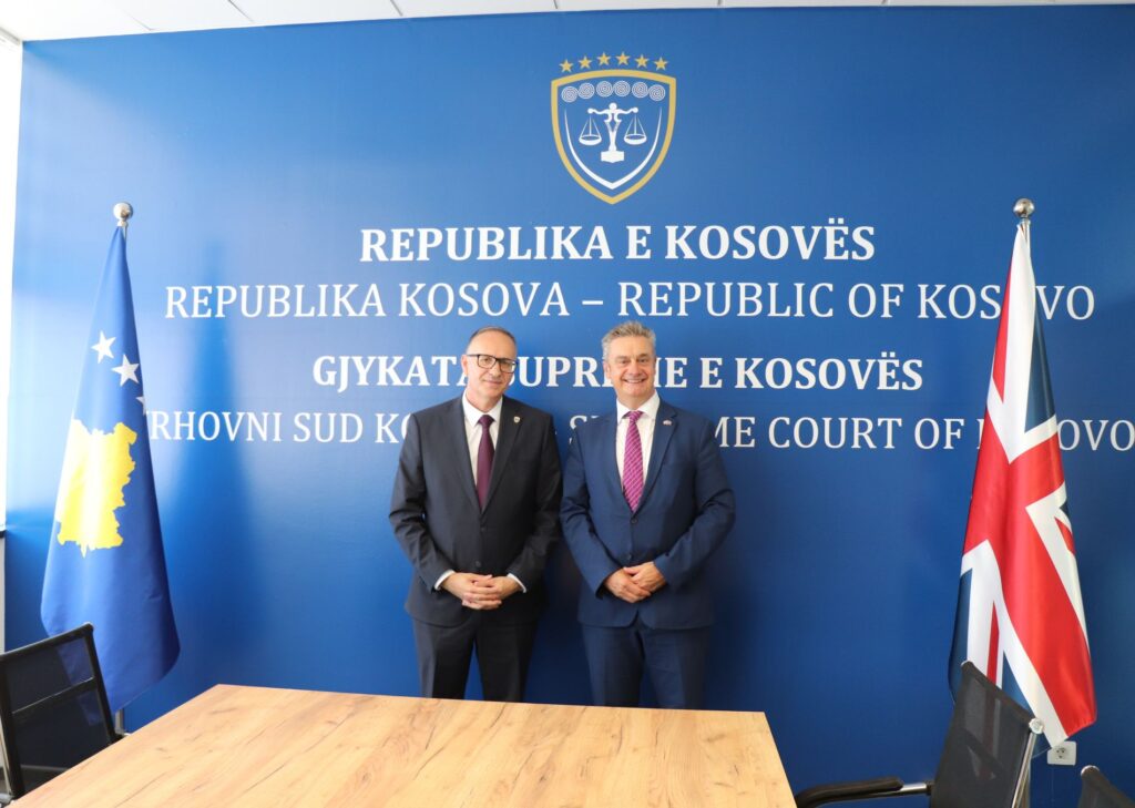 Ambasadori britanik rithekson mbështetjen për Gjykatën Supreme