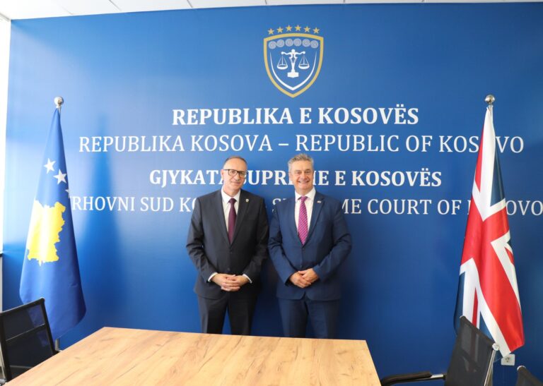Ambasadori britanik rithekson mbështetjen për Gjykatën Supreme