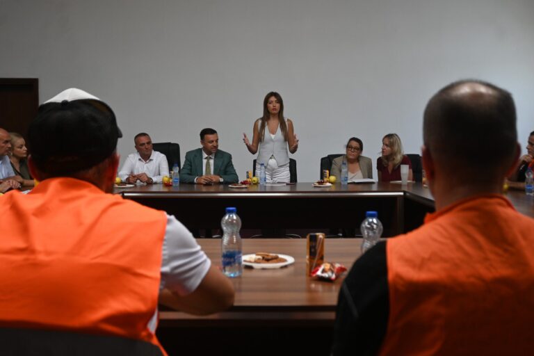 Haxhiu e Hennessey vizitojnë Qendrën Korrektuese të Dubravës