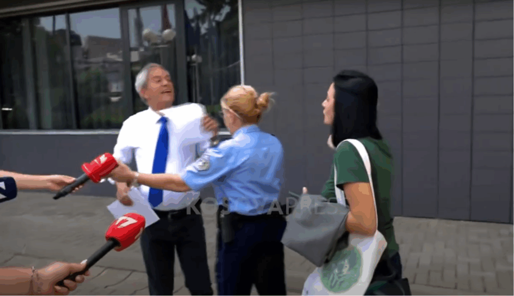 Kryetari i këshillit të fshatit Bellanicë të Malishevës, Hazir Hoxha po proteston para objektit të Kuvendit të Kosovës.