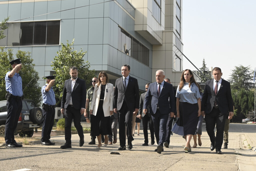 Kryeministri në detyrë Albin Kurti në nderim të Policëve të rënë në detyrë.