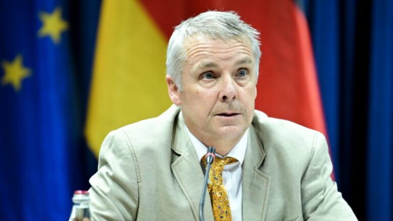 Jorn Rohde me kolegë tjerë ndërkombëtarë prezent në seancën e fundit konstituive.