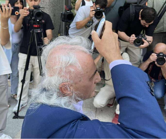 Koci qeth flokët para kuvendit në shenjë proteste – “Pa kuvend s’ka shtet”