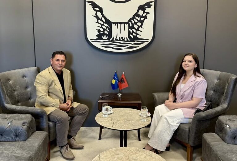 Kryetari Kastrati pret në takim studenten e suksesshme, Enisa Bytyqi