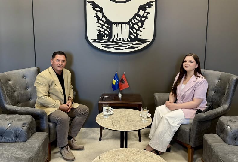 Kryetari Kastrati pret në takim studenten e suksesshme, Enisa Bytyqi