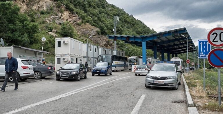 Fluks i madh në kufi: Pritje deri në 2 orë për hyrje në Kosovë