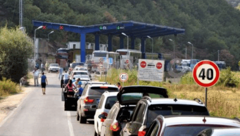 Kolona në kufi, me pritje 1 orë për të dalë nga Kosova
