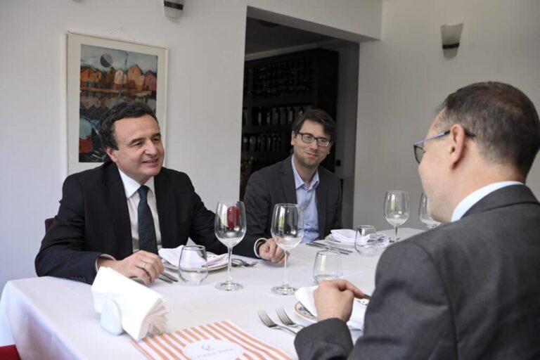 Kryeministri Kurti takoi ambasadorin e Turqisë në Kosovës, Angılı