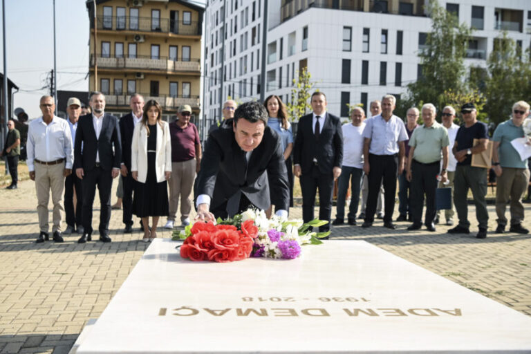 Kryeministri në detyrë Albin Kurti bën homazhe tek varri i veprimtarit Adem Demaçi.