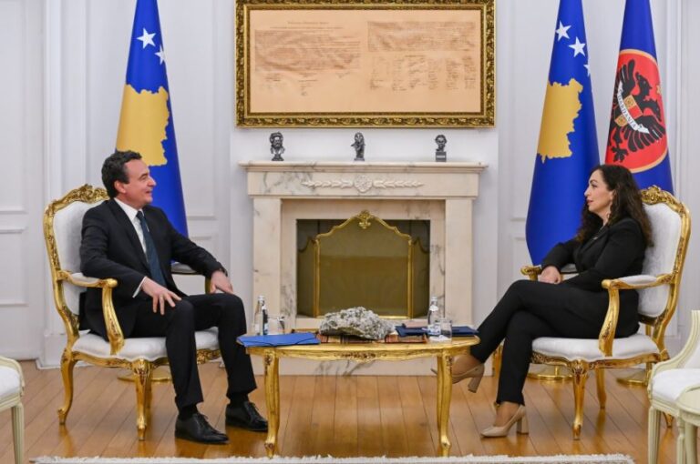 Osmani zhvillon takim me Kurtin për të zhbllokuar situatën politike