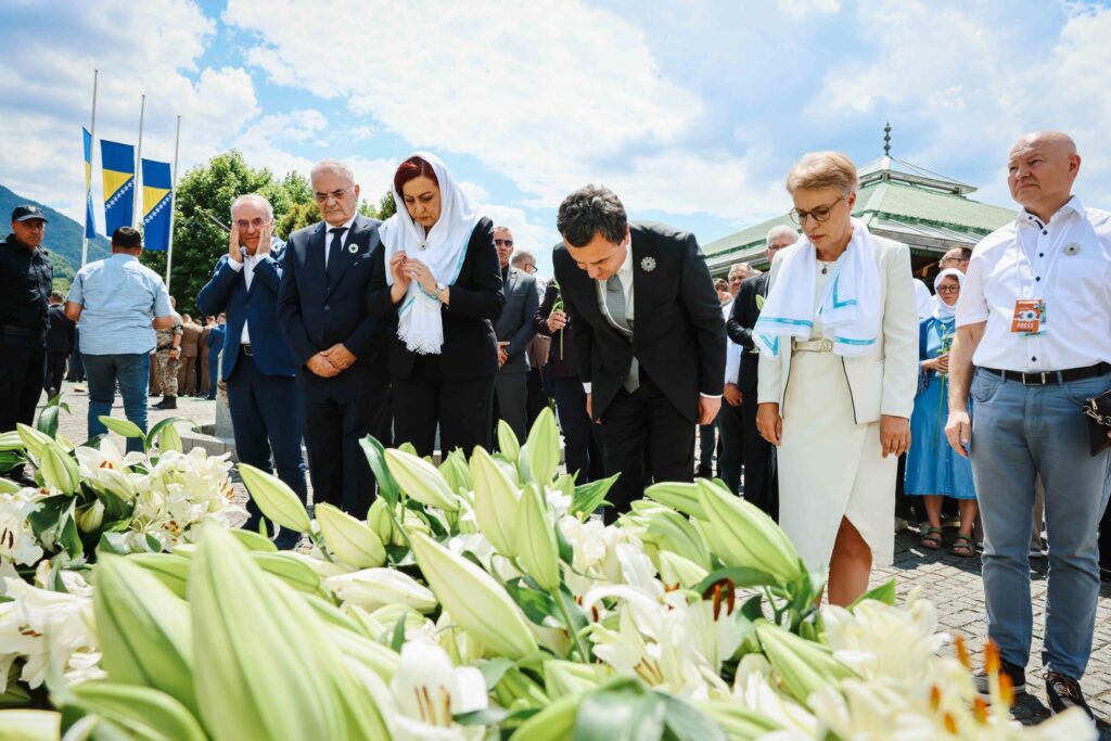 Kurti merr pjesë në shënimin e 30-vjetorit të gjenocidit në Srebrenicë