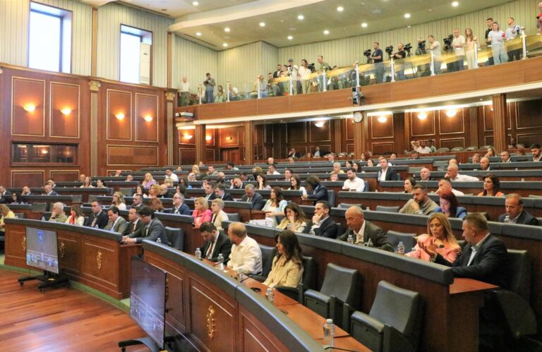 Vazhdon seanca konstituive, tentimi i 42-të